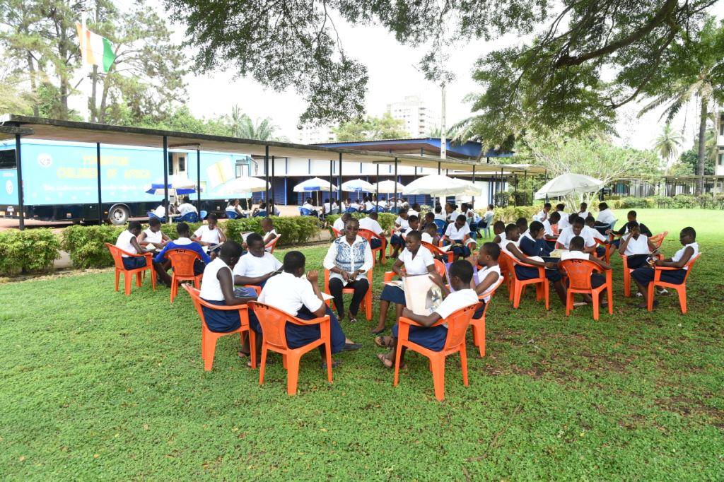 bibliobus-lycee-sainte-marie-cocody3